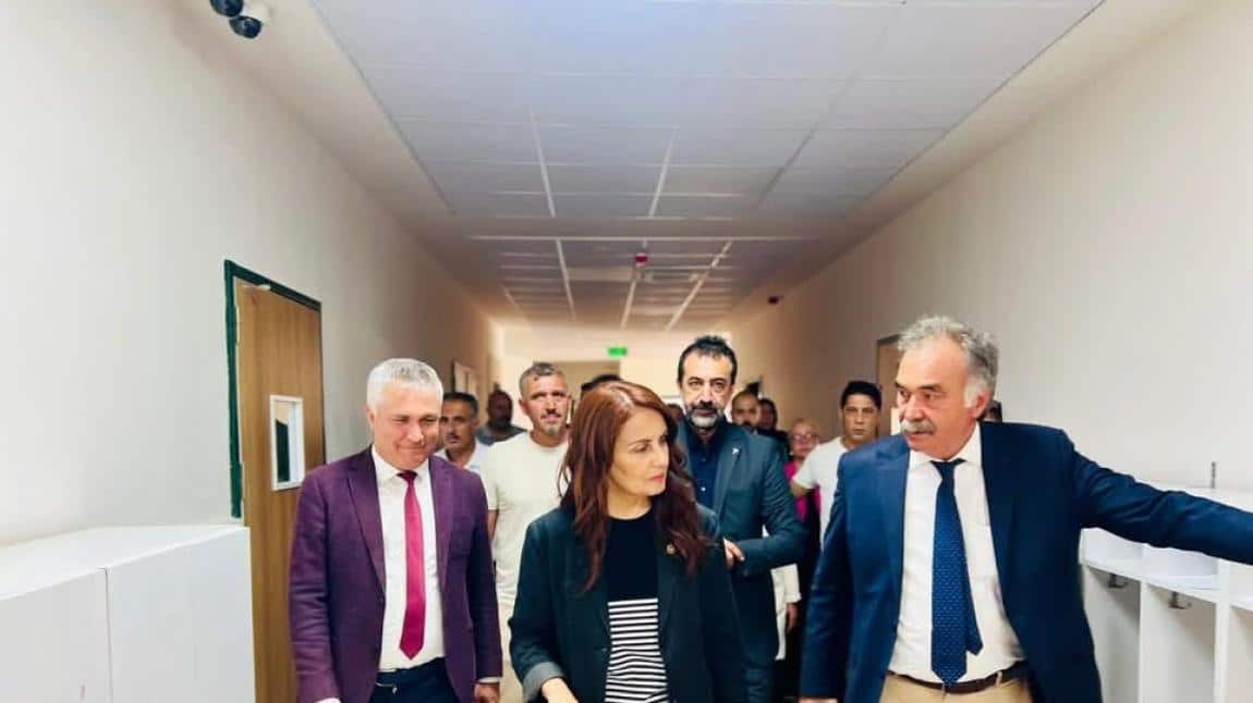 TBMM Başkanlık Divanı Kâtip Üyesi Ak Parti Mersin Milletvekili Av. Havva Sibel Söylemez ,  İlçe Millî Eğitim Müdürümüz Saim Demir Şube Müdürümüz Cengiz GÜLER ve Muhtarımız Yıldıray KINALI  yeni okulumuzu  ziyaret ettiler.